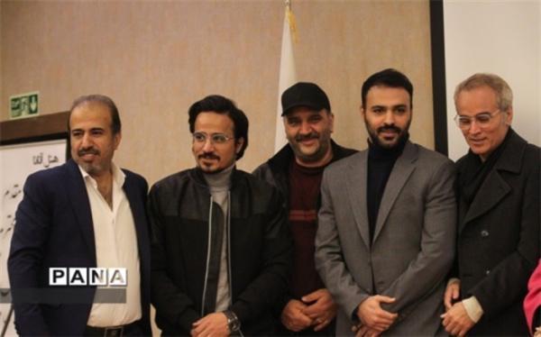 دختری با لباس ارغوانی جمعه مقابل دوربین می رود
